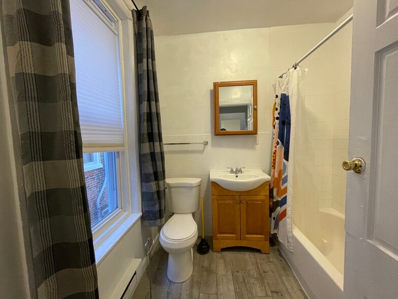 bathroom - 4439 Spruce St