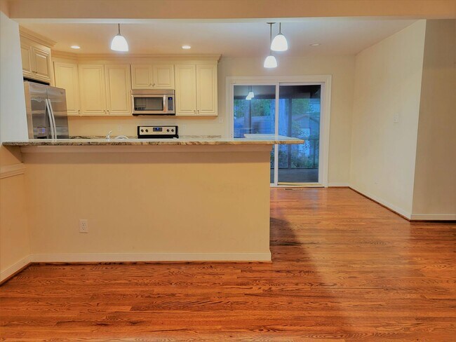 Building Photo - Huge 5 bedroom upgraded Colonial with larg...