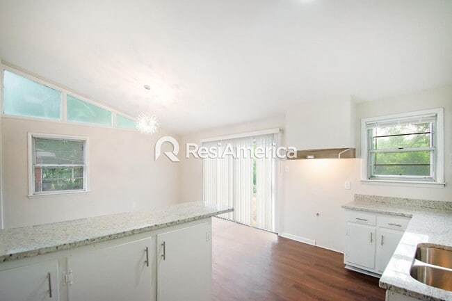 Building Photo - Fully Renovated 3/2 in 38128