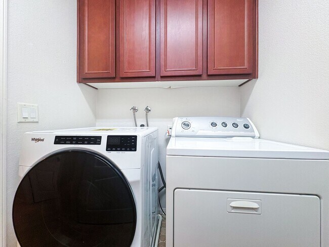 Building Photo - Beautiful 3B/2.5BA Townhome w/ Washer/Drye...