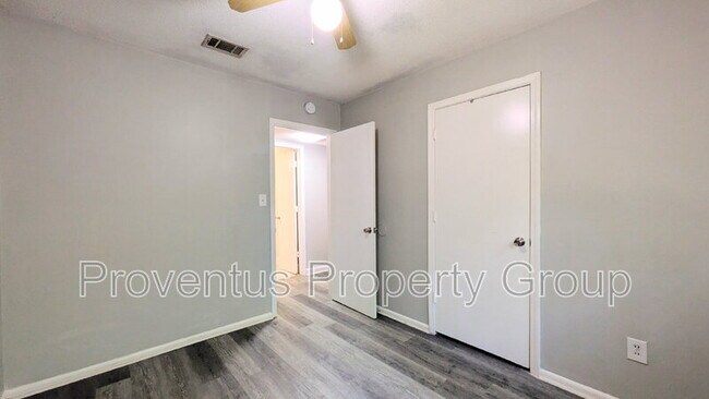 Building Photo - 4527 Versailles Dr