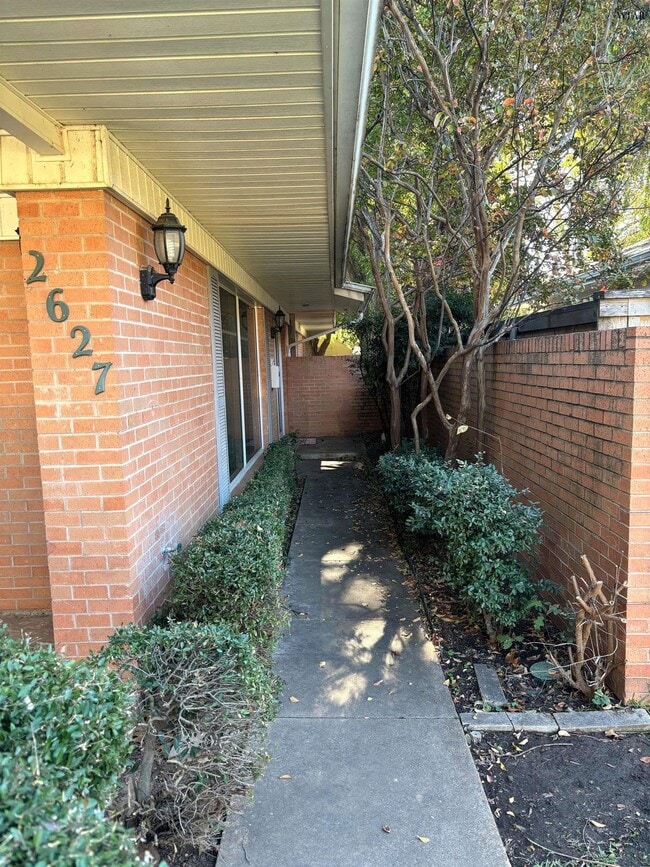 Building Photo - 2627 Bretton Rd