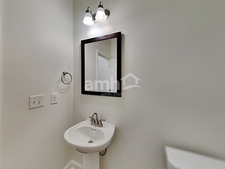 Building Photo - 5935 Hart Way