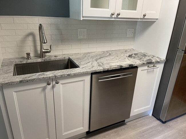 granite counter tops - 541 Lamar Ave