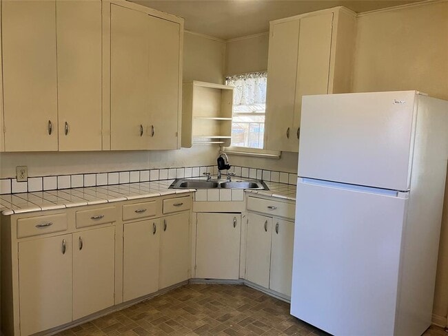 Building Photo - 611 Clifford Dr