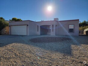 Building Photo - Spacious 3 Bedroom 2 Bathroom Home *** Mov...