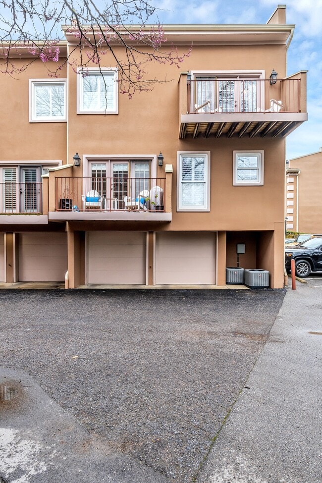 Building Photo - 3045 Woodlawn Dr