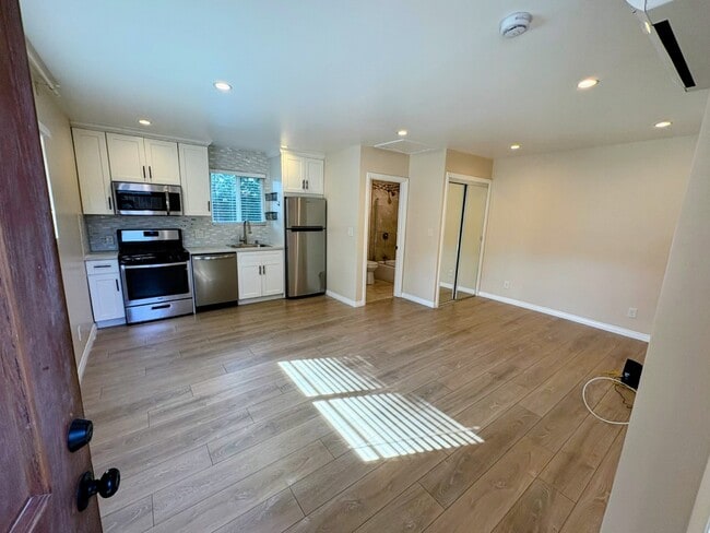 Building Photo - 16143 Kittridge St