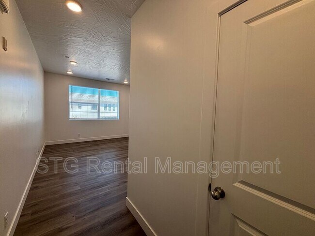 Building Photo - 5801 S Garnet Dr