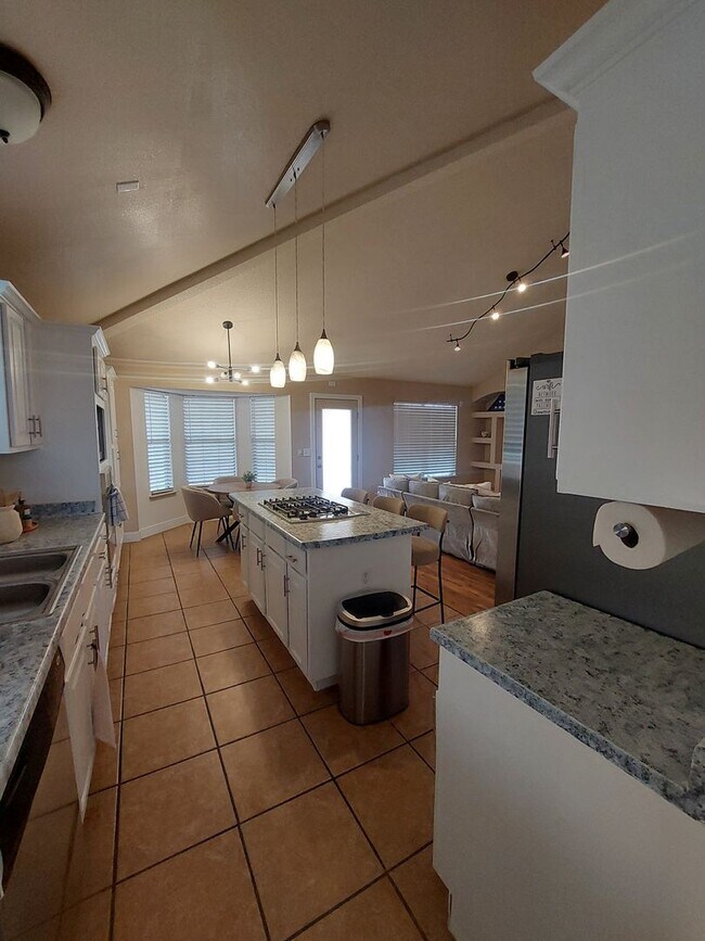 Building Photo - 4 BEDROOM 2 BATHROOM HOME 3 CAR GARAGE HOM...