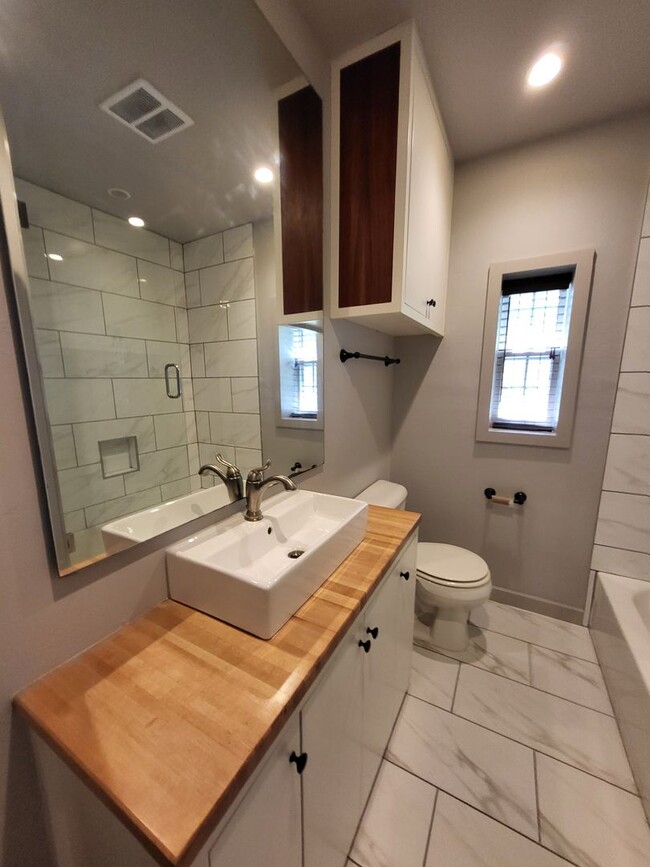 Building Photo - SHORT-TERM Lease ONLY (2) Bed/(2) Bath Pri...