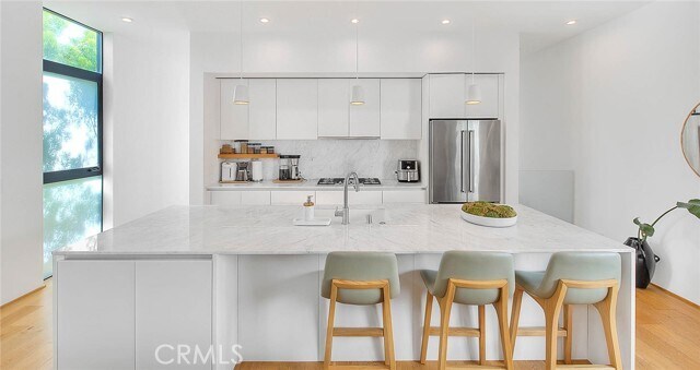 Building Photo - 1825 N Kenmore Ave