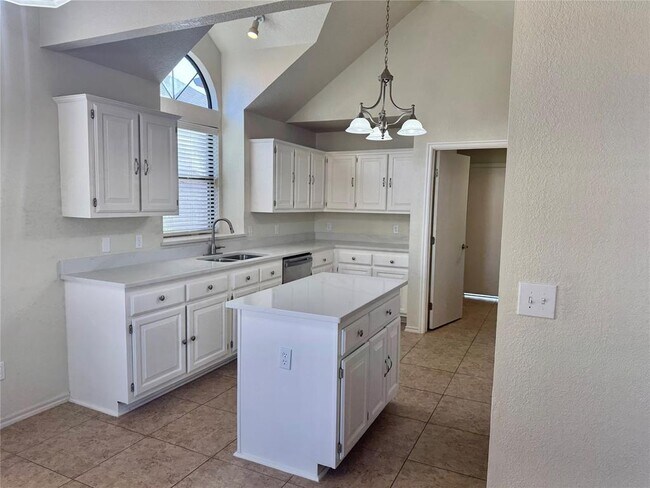 Building Photo - 1913 Lois Lynn Ln