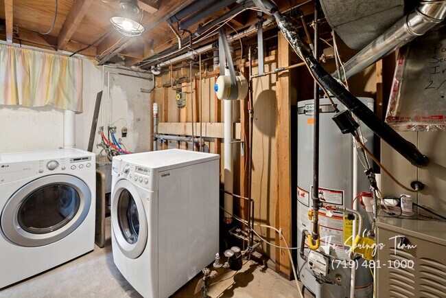 Building Photo - CUTE 3BD RANCHER WITH CHARACTER IN CENTRAL COLORADO SPRINGS - Security Deposit Waiver Available