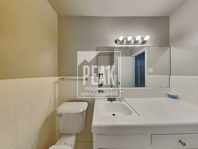 Building Photo - $1900 Charming 3/2 in Beautiful Wedgewood!