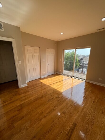 Building Photo - 2327 S Sawyer Ave