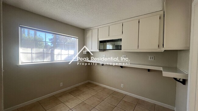 Building Photo - Spacious 2bd/1ba Duplex with Garage near American River College