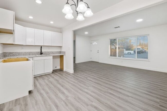 Building Photo - 1406 W Roosevelt Ave