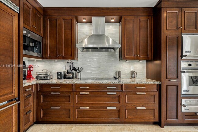 Building Photo - 2331 Fisher Island Dr