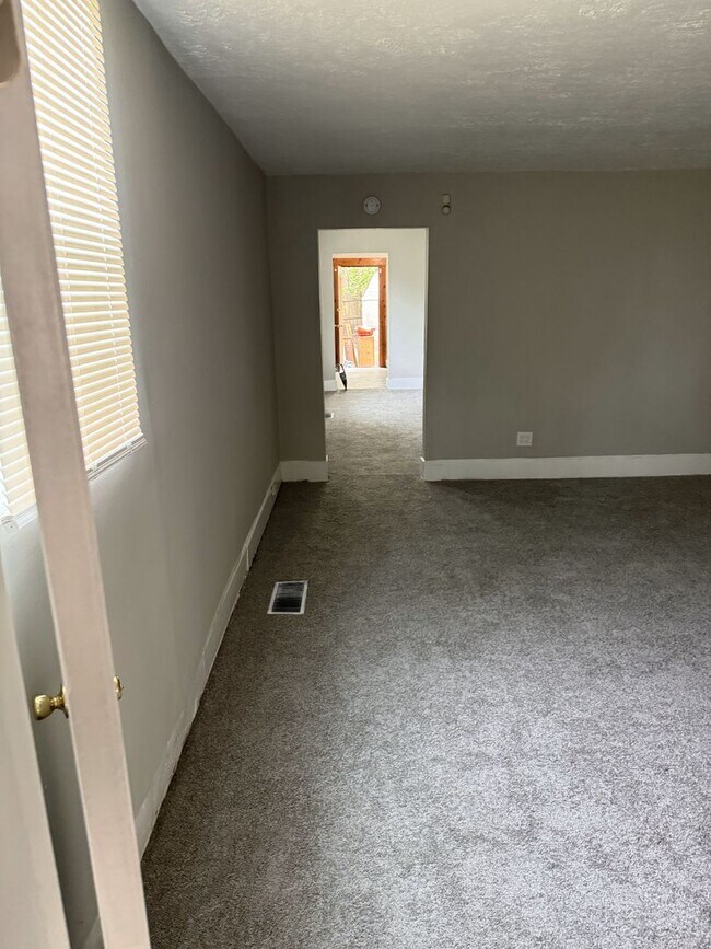 Building Photo - Adorable 2BR/1BA house