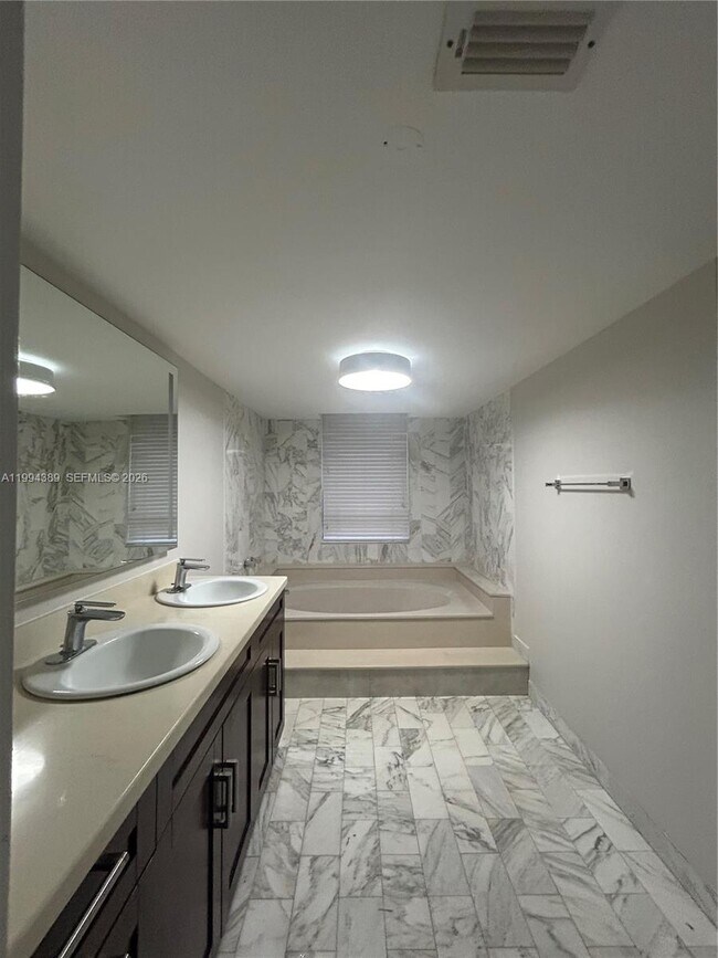 Building Photo - 5845 Collins Ave