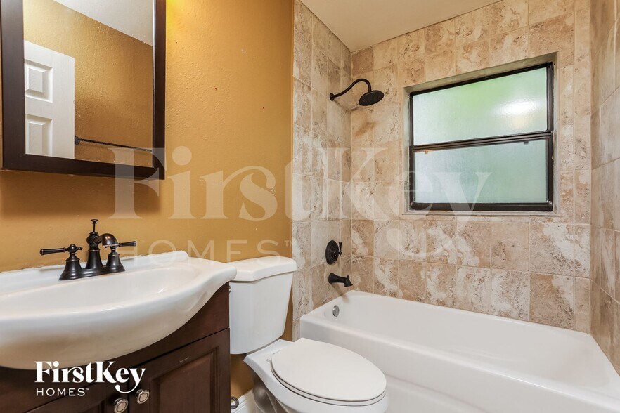 Building Photo - 1228 Helen St