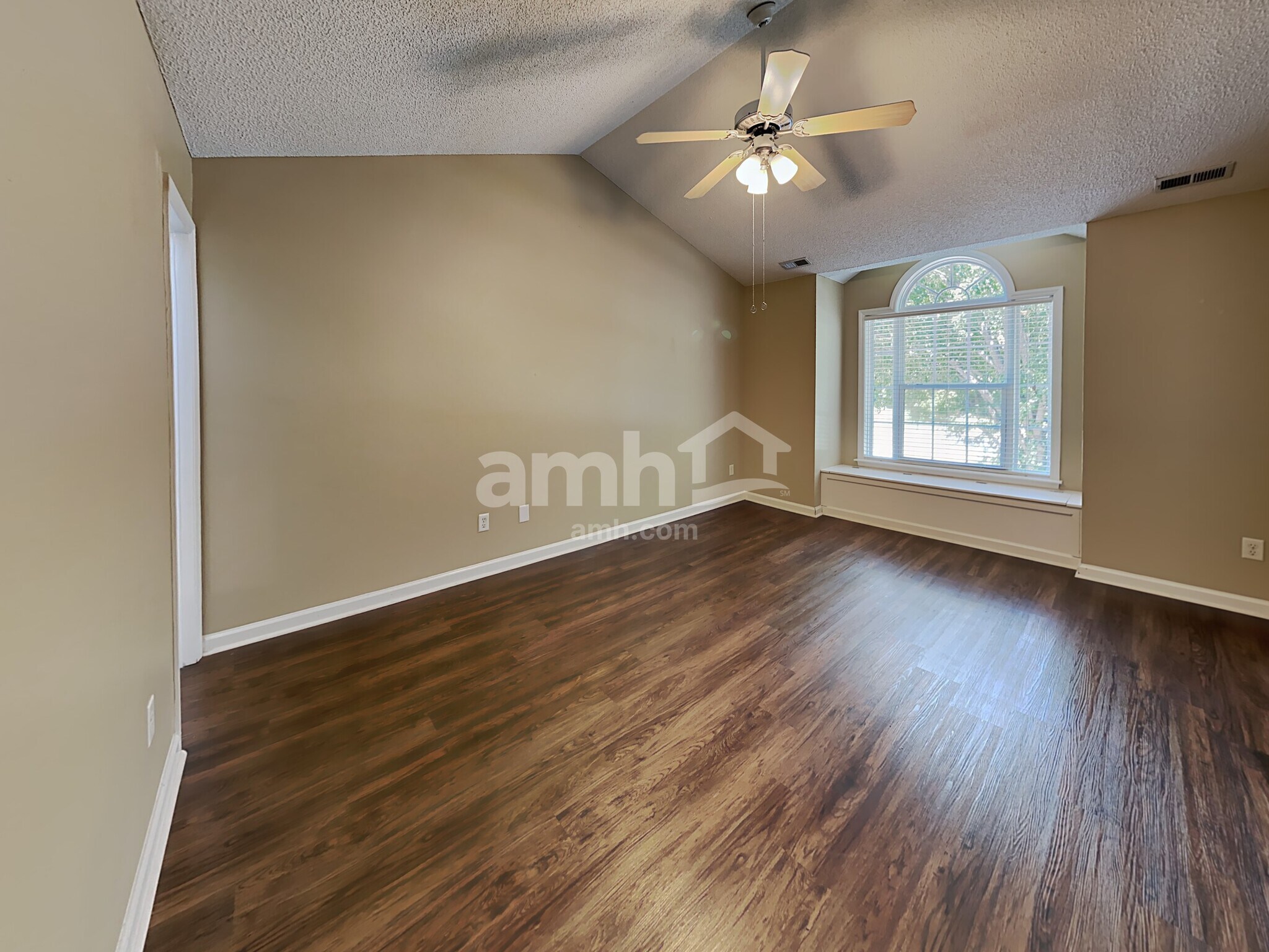 Building Photo - 1609 Middle Ridge Dr