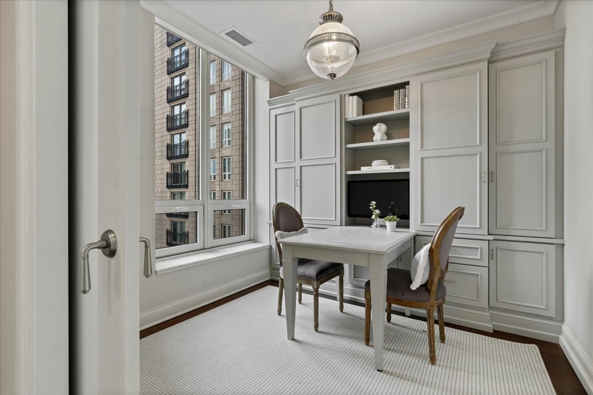 Building Photo - 10 E Delaware Pl