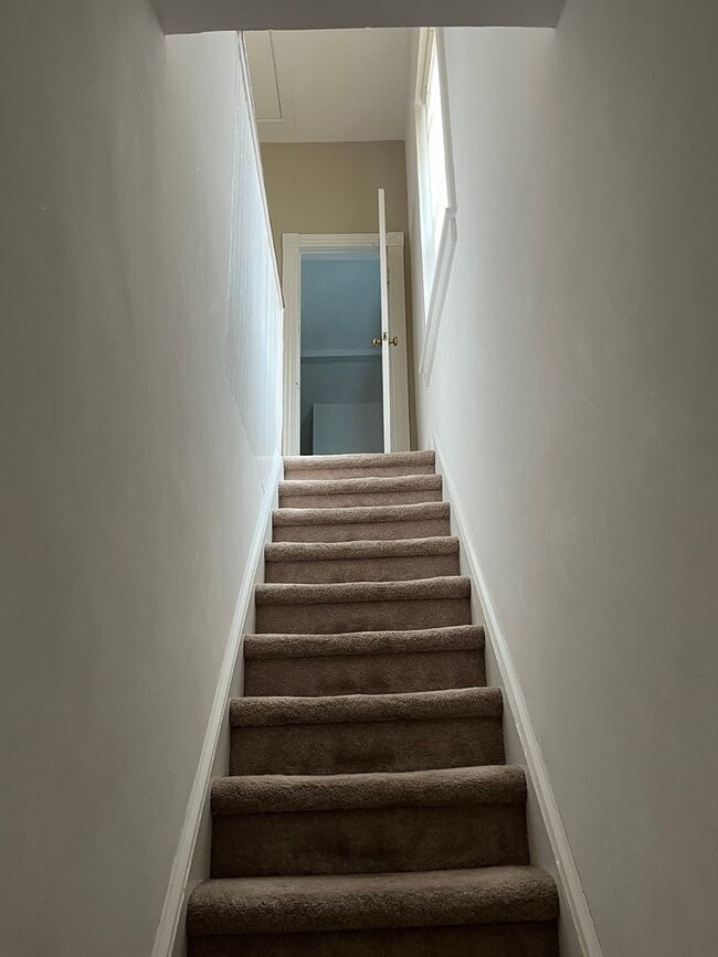 Building Photo - -- AVAILABLE SEPTEMBER 4TH -- 2 BR / 1 BA Beautiful Historic Carriage House on Monument Ave! Avai...