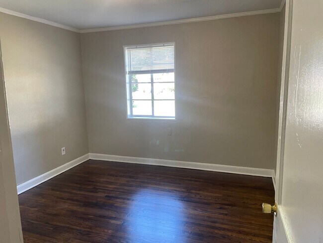 Building Photo - 3 bed, 1.5 bath with large family room and...