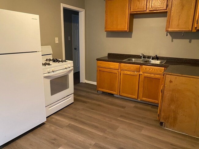 Building Photo - 3  Bedroom Home In Roseville