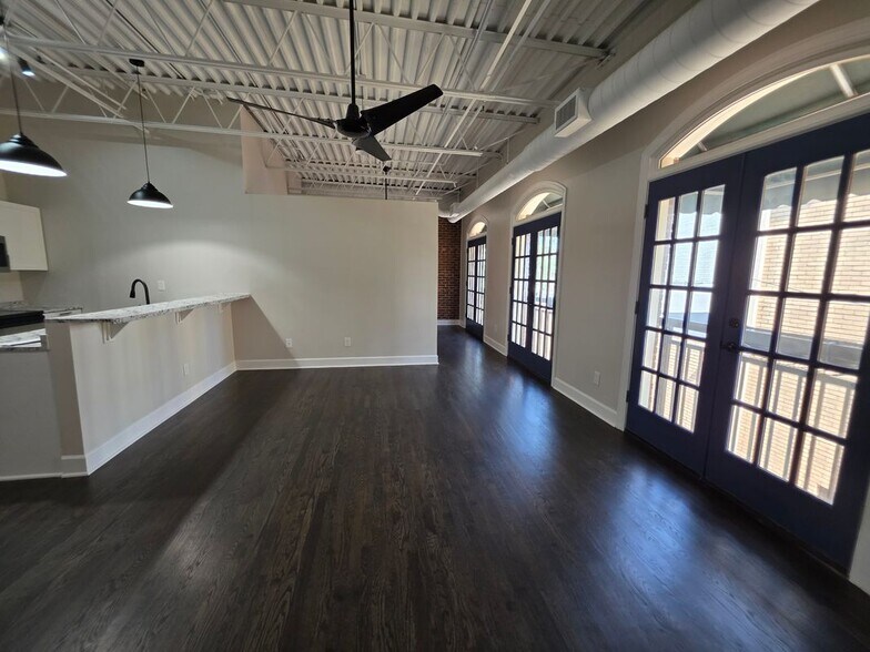 Building Photo - 1611 White Way