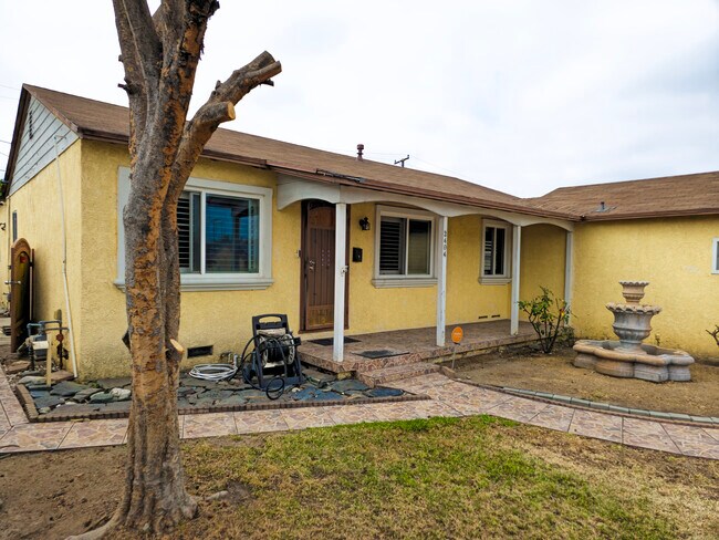 Building Photo - 2404 Foxglove Dr