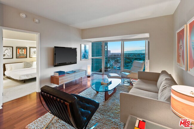Building Photo - 13700 Marina Pointe Dr