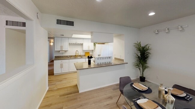 Building Photo - 328 E Dunbar Dr