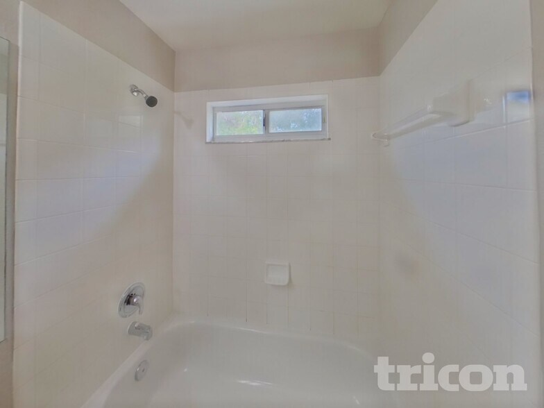 Building Photo - 233 Lakeway Ln