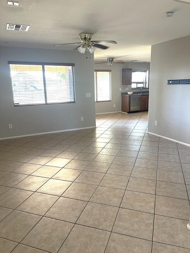 Building Photo - 985 E Saddle Way