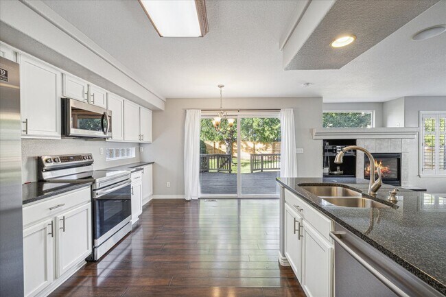 Building Photo - Wonderful 3 bedroom, 3.5 bath home in High...
