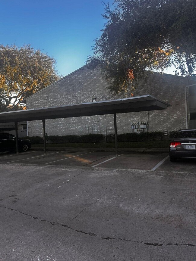 Building Photo - 9700 Leawood Blvd