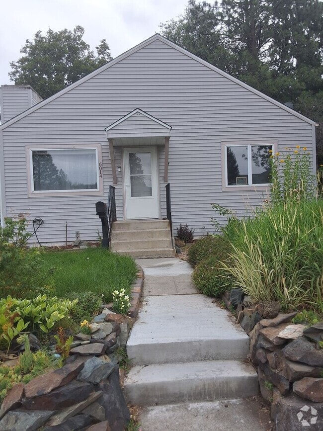 Building Photo - 3 bedroom, 1 bath home with off street par...