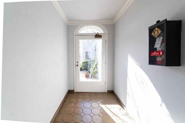 Building Photo - 452 S New Hampshire Ave