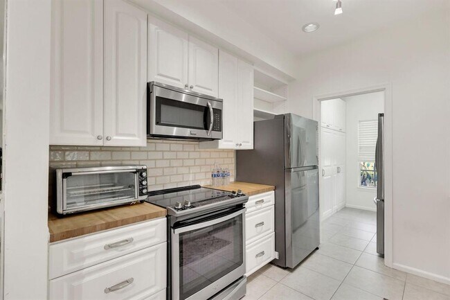 Building Photo - 7334 Pine Creek Way