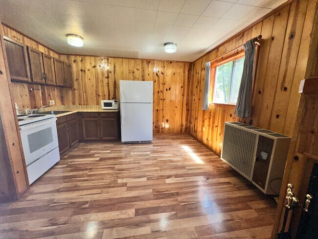 Building Photo - 237 E White Mountain Blvd