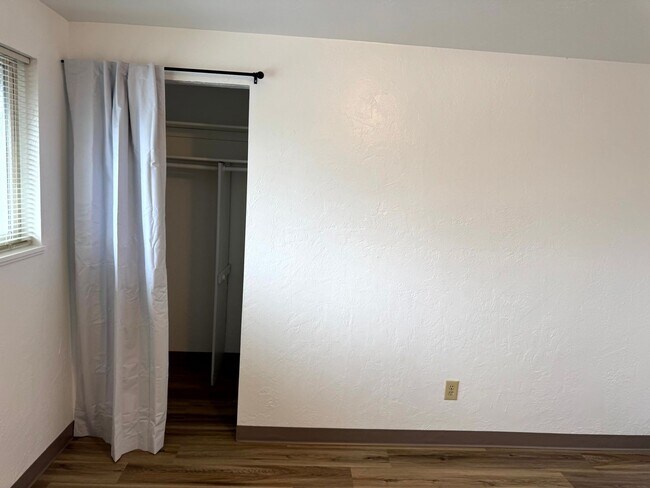Building Photo - 2 Bedroom Duplex in Southwest Eugene