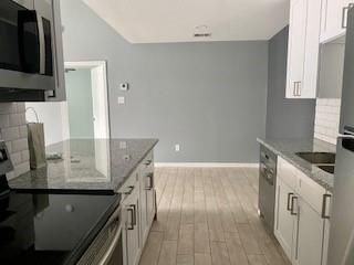 Building Photo - 8034 Antoine Dr