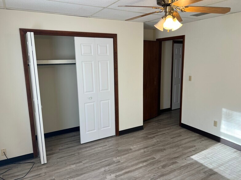 Building Photo - 2526 Rebecca Ct W