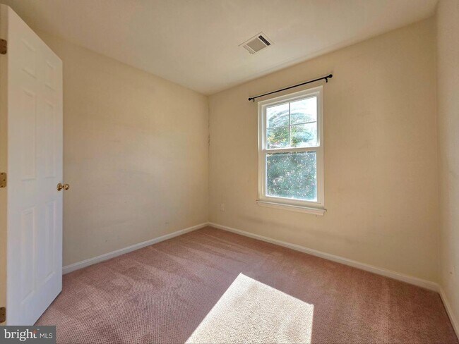 Building Photo - 3989 Hartlake St