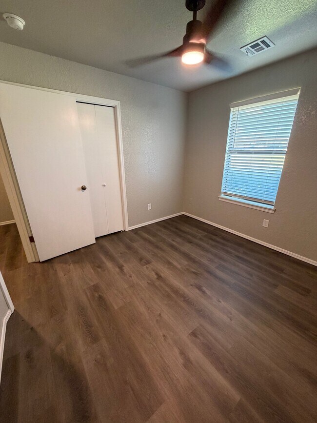 Building Photo - 1405 S Avery Dr