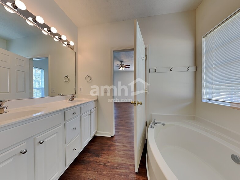 Building Photo - 1694 Haversham Park Dr