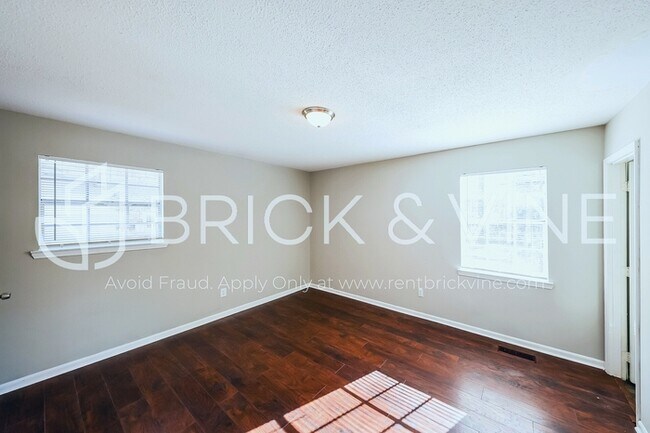 Building Photo - 3155 Sleepy Hollow Dr